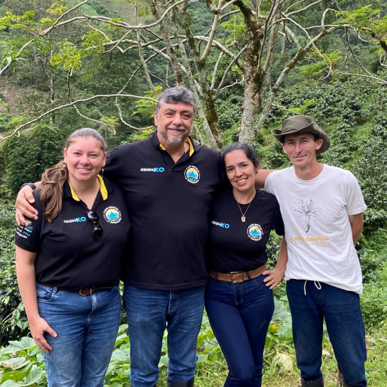 Groupe de personnes souriant dans la nature.