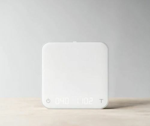 Balance électronique blanche avec affichage numérique.