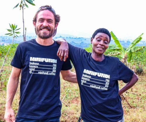 Deux personnes sourient portant des t-shirts noirs.