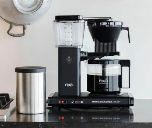 Cafetière Moccamaster sur un comptoir de cuisine.