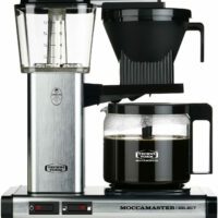 Cafetière électrique avec carafe de verre remplie de café
