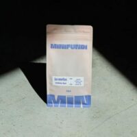 Paquet de café Minifundi sur fond sombre.