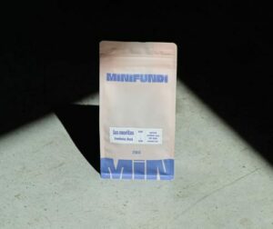 Paquet de café Minifundi sur fond sombre.