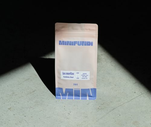 Paquet de café Minifundi sur fond sombre.