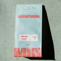 Paquet de café Minifund avec étiquette rouge.