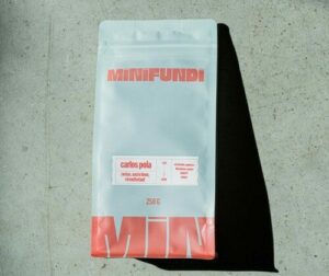 Paquet de café Minifund avec étiquette rouge.