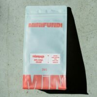 Paquet de café Minifundi sur fond béton.