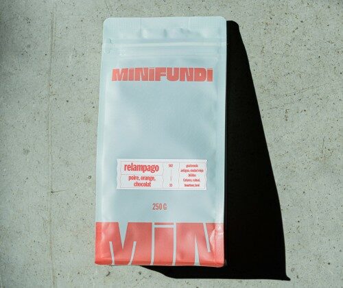Paquet de café Minifundi sur fond béton.