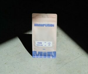 Paquet de café Minifundi sur sol.