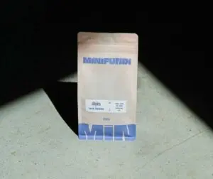 Paquet de café Minifundi sur sol en béton.