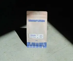 Paquet de café Minifundi sur sol en béton.