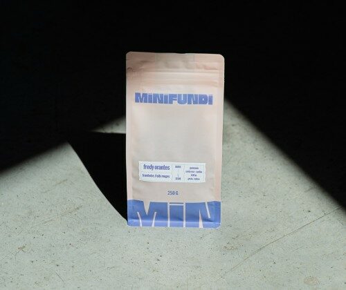 Paquet de café Minifundi sur sol en béton.