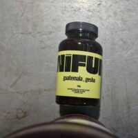 Pot de café Guatemala Gesha sur table grise.