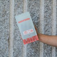 Main tenant sac de café Minifundio.