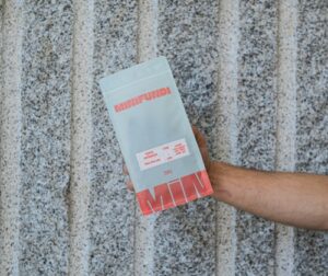 Main tenant sac de café Minifundio.