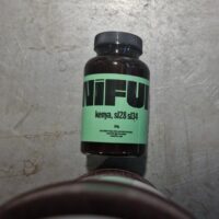 Bouteille de café NIFU Kenya sur table grise.