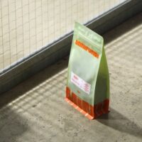 Paquet de café sur le sol ensoleillé