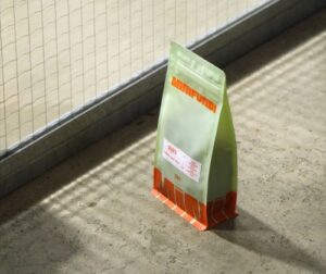 Paquet de café sur le sol ensoleillé