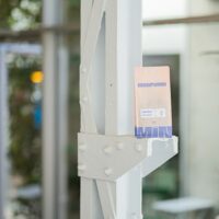 Paquet de café sur support métallique