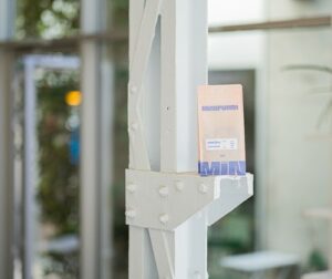 Paquet de café sur support métallique