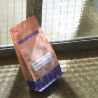 Paquet rose près d'une fenêtre ensoleillée