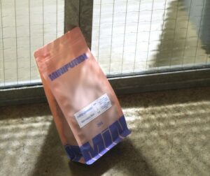 Paquet rose près d'une fenêtre ensoleillée