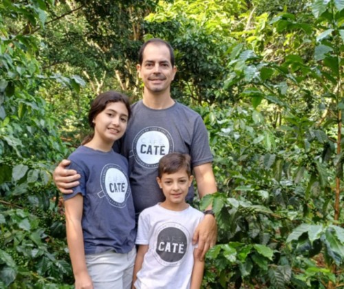 Famille dans une plantation verte