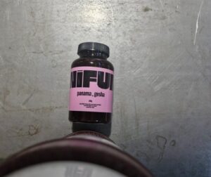 Pot de café sur une table métallique.